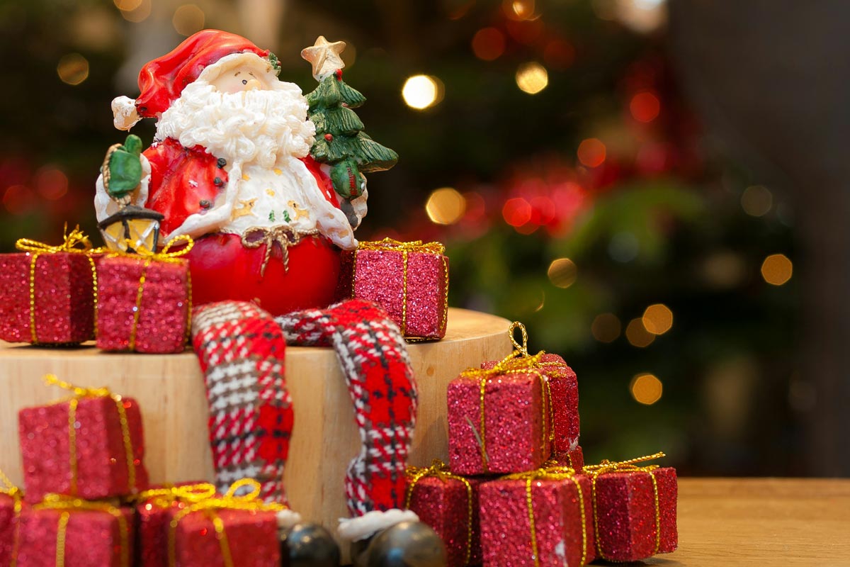 LambertChristmasSanta(1200px) Holiday Santa with presents around him